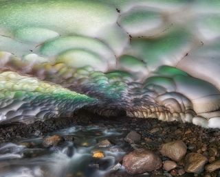 Искусственная подсветка в этой пещере не использовалась. На отдельных участках, как правило у края, толщина снежника небольшая, так что солнце его просвечивает и раскрашивает снег в удивительные цвета.