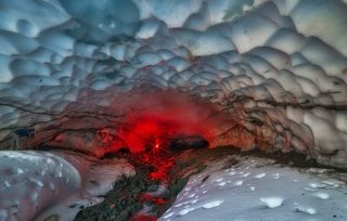 А вот эту большую пещеру снимать без подсветки стало уже не принято. Классический вид с зажженным фаером. А Денис Будьков слева для масштаба!
