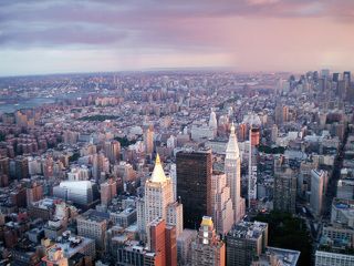 Эмпайр Стейт Билдинг более 40 лет было самым высоким зданием в мире. Этого титула небоскреб лишился лишь после постройки в 1972 г. башен-«близнецов» Всемирного торгового центра.