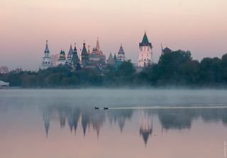 Измайловский кремль ранним утром на берегу Серебрянно-Виноградном пруду