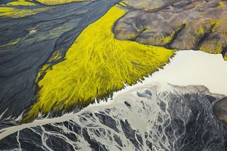 мох,река и вулканический черный пепел.