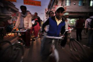 Вечером в Варанаси многолюдно и шумно.