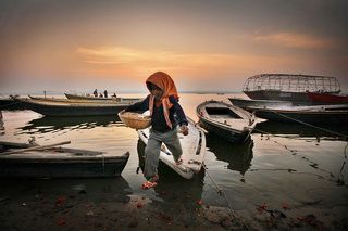 Дети зарабатывают продажей поминальных венков.