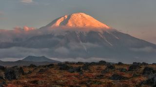 Толбачик - вулканический массив на востоке Камчатки. Высота 3682 м, в состав входят слившиеся основаниями Острый Толбачик и Плоский Толбачик. Последнее извержение 2012-2013 г. Самое известное и мощное из произошедших на Толбачике извержений— Большое трещинное Толбачинское извержение (БТТИ) произошло в 1975 году, и сопровождалось образованием новых шлаковых конусов, лавовых полей и небольшой провальной кальдеры на вершине, возникшей на месте кратера.