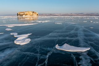 Остров Малого Моря (Замогой), за ним остров Ольхон...