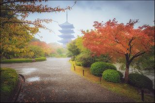 Пятиярусная пагода Тодзи высотой 57 метров - высочайшая пагода в Японии. Построена в 876 году.