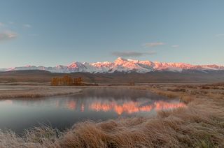 И нежно касается его своими лучами.