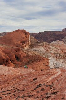Свое название долина получила из-за неповторимого огненно-красного цвета скал, сформированных за миллионы лет  посредством сложных  складкообразований и обширнейшей эрозии.