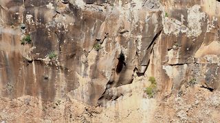 Тени на скале