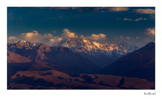 Величавый пик Джигит — третья по высоте вершина Терскея (5130 м). Северная скальная стена Джигита очень крута, с нее спускаются только три небольших ледничка, разбитых ледопадами. 
Правее виднеется пик Слоненок высотой 5020 метров расположен в хребте Терскей Ала-Тоо между пиком Джигит и Каракольским пиком в гребне. Назван за характерную форму ;)