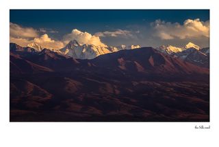 Возвышается скально-ледовая Джетыогузская стена, вторая по высоте в Терскее центральная вершина массива Огуз-Баши 5168 м. Первовосхождение на Джетыогузскую стену было совершено в 1958 г. четверкой альпинистов под руководством В. Н. Нарышкина по северо-западному леднику Джетыогуза и северозападному гребню (водораздельному хребту между рекой Айланыш и ущельем Байтор).