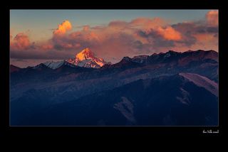 Вершина Таштамбектор-баши (4716 м). С севера она настолько эффектна и величественна, что с гребня Кунгей Ала-Тоо ее заметил и восторженно описал еще в 1856 г. П.П. Семенов-Тян-Шанский.