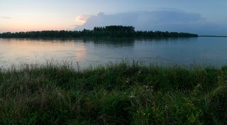 Прогноз погоды обещал грозу. Я решил попробовать снять молнию. Выехал на Кубань в пригороде Краснодара начал наблюдать за этим облаком.