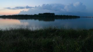 Оправдается прогноз или нет ? Где-то далеко казалось слышались раскаты , облако росло на глазах.