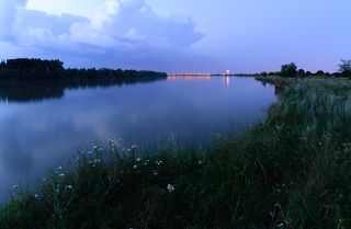 . Над окраиной города начинают зажигаться огни. Меняю ракурс и делаю несколько снимков на длинной выдержке. Молнии нет, зато пойман салют. Интересно.