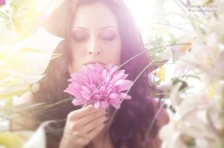 Студийный портет с цветами