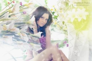 Студийный портет с цветами