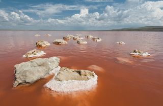 Соленое озеро на керченском полуострове