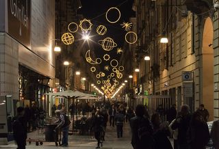 Улица Гарибальди (via Giuseppe Garibaldi). Светоинсталляция Giulio Paolini \