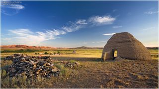 Интересные строения неподалеку от Сибин. Есть мнение, что эти некрополи относятся к культу бога Тенгри