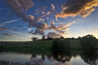 Солнце ушло за горизонт, однако его лучи еще долго освещали небо и облака. Было необычайно красиво