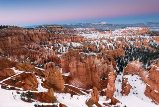 в Брайс Каньоне стала свидетелем одного из очень интересных явлений- эффекта Зари. В стороне, противоположной заходу солнца ( при полностью чистом небе) иногда возникает ярко-розовая полоса, которая поднимается вверх, уступая место ярко-синей полосе.