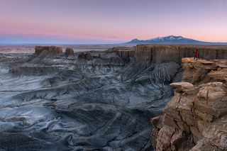 После заката солнца, штат Юта, я стою на краю обрыва, а внизу - кусочек Луны) Земля в том месте реально черная...