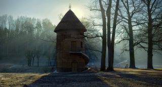 Пиль-башня построена в 1795-1797 гг. по проекту В.Бренна на берегу реки Славянки. Башней парковый павильон поименован из-за своей вытянутой формы, а приставка «пиль» в названии унаследована от старой «пильной мельницы» - как в XVIIIвеке часто называли лесопилки, приводимые в действие напором воды.
 Фрески на стенах круглой башни были выполнены П. Гонзаго - мастером театральных декораций и различных архитектурных «обманок», и создавали полную иллюзию разрушенного временем ветхого здания. Искусствовед А. Эфрос писал об этой работе знаменитого итальянца: «Гонзаго словно надел на Пиль-башню новый чехол, придав строению характер «руины». Вся суть этой работы - в росписи. Это - объемная театральная декорация, поставленная на вольном воздухе. Живопись имитирует здесь то, что должно было быть объемно-рельефным. От крыши до цоколя - все написано кистью - наличники окон, швы кладки, осыпающаяся штукатурка, обнажившийся остов здания…»
Кровля башни в XVIII веке была крыта соломой.
•     Лёгкая спиральная лестница на наружной стене башне сделана по проекту А.Н.Воронихина, так же, как и мост у Пиль-башни.