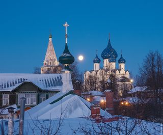 полная луна близится к закату, чтобы уступить место солнцу