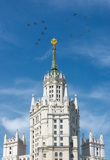 Цифру “70” в небе сложили самолеты МиГ-29 и Су-25