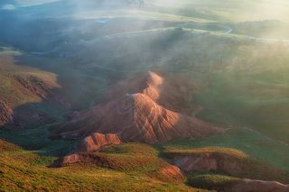 Снимать «Красные скалы» нужно на рассвете, тогда их уникальный цвет усиливает восходящее в степи оранжевое солнце. Нам повезло даже застать небольшой туман, что бывает здесь крайне редко.