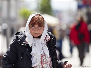 Она украшает себя постоянно и безгранично.