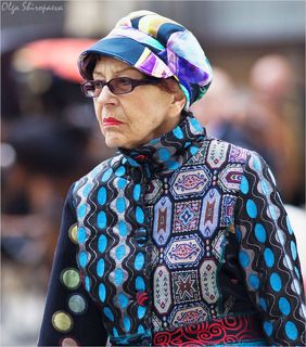 Может быть яркой и модной.