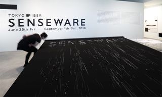 Водоотталкивающая ткань, по которой стекают капли воды