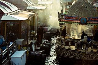 Турция. Стамбул. Порт Эминюни. Баржи продавцов рыбных сендвичей.