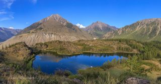 Сарысу с видом на Южно-Чуйский хребет - одно из четырёх (пяти) озёр в долине слияния Карагема и Аргута (Катунский хребет), недалеко от Карагемского прорыва. По словам местных жителей имеют место выходы серы, в воде можно наблюдать интересные водоросли, которых нет в рядом расположенных озёрах. Одинокое, дикое место, малопосещаемо, в основном конными туристами и местными жителями.