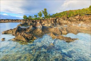 Острые лавовывые берега и теплая водичка создают идеальные условия для жизни морских ежей и морских растений.