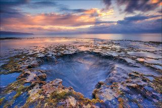 Риф на северной стороне острова называется Shark\'s Cove. Он интересен своими подводными скалами из лавы, туннелями и пещерами.