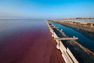 03 …однако, розовый цвет морской воды уже завораживает! Как я выяснил позже, розовый оттенок ей придает микроводоросль Dunaliella Salina, которая живет в морской воде только в четырех местах земного шара – в Южной части залива Сан-Франциско, в некоторых районах Красного моря, в Патагонии, и в соляных озерах Крыма.
