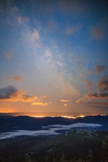 Млечный путь над ночными огнями Белорецка