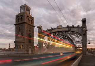 Вот и автобус проехал, мост задрожал....