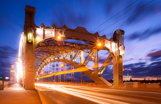 Пришла белая ночь, мост ярко вспыхнул (не стал убирать ни провода, ни тушить фонари, чтобы было именно то ощущение, которое я испытывал).