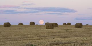 Восход луны над полем