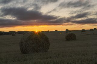 Рассвет, солнышко показалось из за горизонта