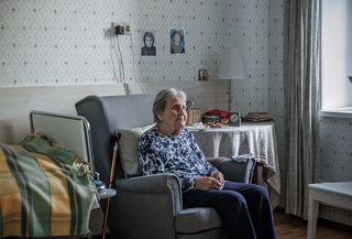 Попова Клавдия Васильевна,1918 г.р. Молчаливая,очень серьезная Клавдия Васильевна была не очень рада нежданным гостям.Фотографироваться не хотела,разговаривала крайне не охотно.Поразил ее очень глубокий взгляд...Клавдия Васильева все жизнь проработала щифровальщицей.