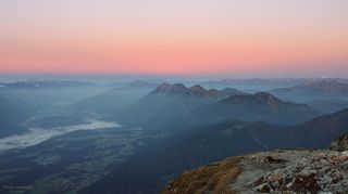 Долина реки Гаил вдоль массива Карнийских Альп - естественной границы между Австрией и Италией ведет из Каринтии в Тироль.