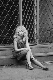 Она всегда чего-то или кого-то ждет...