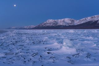 Сумеречное время самое загадочное... и кажется мне, будто море плещется вокруг, и пенные барашки на волнах зовут в далекое путешествие...