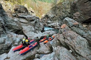 Пороги Горка и Пригорок в начале каньона превращаются в непролазную щель.