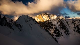 пик Изыскатель, вдали пик Свободная Корея